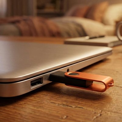 ClĂ© usb 64 goâ orange insĂ©rĂ© dans le portable