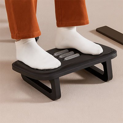 Repose pieds bureau sur plancher avec jambes au repos