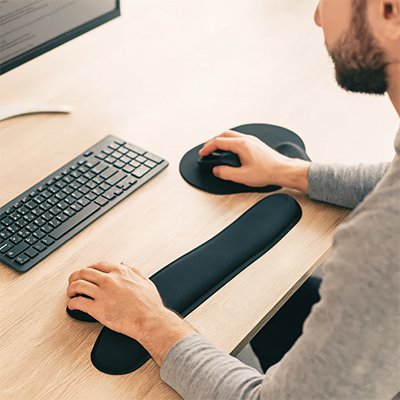 Repose poignet clavier sur bureau avec homme au travail