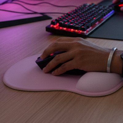 Tapis de souris ergonomique rose au travail