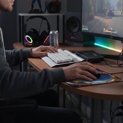 Tapis de souris sur table avec homme au travail vue de gauche