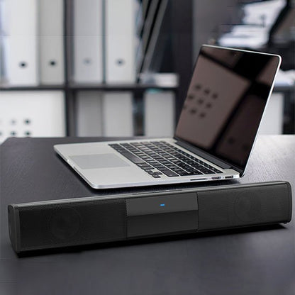 Barre de son PC a côté du portable sur table 