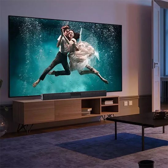 Barre de son PC sous le téléviseur dans le salon