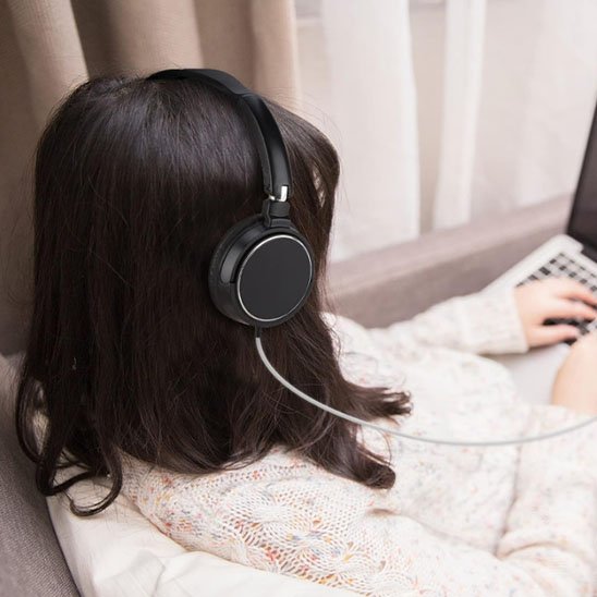 Casque audio filaire en fonction femme écoute de la musique 