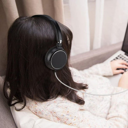 Casque audio filaire en fonction femme écoute de la musique 