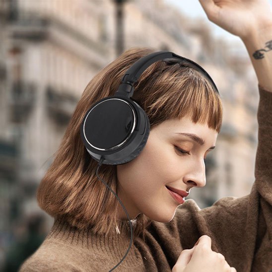 Casque audio filaire femme en promenade