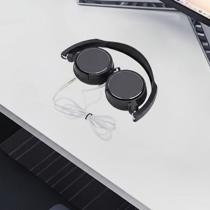 Casque audio filaire sur bureau moderne