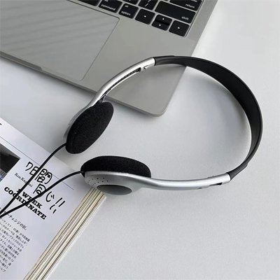 Casque audio filaire sur bureau présentation