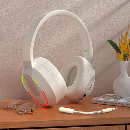 Casque audio sans fil​ blanc présentation sur table bluetooth