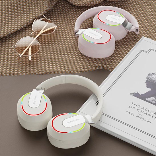 Casque audio sans fil​ blanc en 2 exemplaire sur bureau