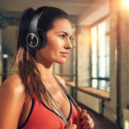 Casque audio sans fil femme au gym