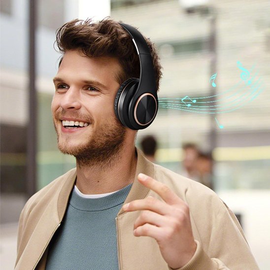 Casque audio sans fil homme en balade