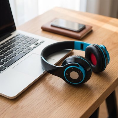 Casque audio sans fil noir bleu sur bureau design bicolore moderne
