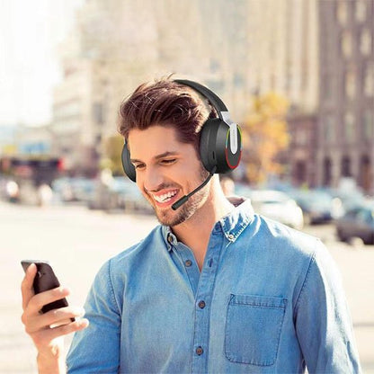 Casque audio sans fil​ noir micro, en plein air, homme souriant qui se détent en prenant une marche 