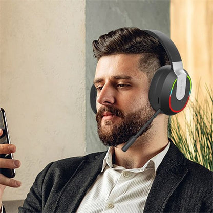Casque audio sans fil​ noir homme qui écoute de la musique via iphone