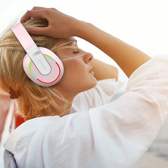 Casque audio sans fil​ rose confort détente femme qui écoute de la musique - Mon Univers Tecno
