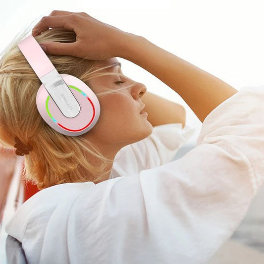 Casque audio sans fil​ rose confort détente femme qui écoute de la musique - Mon Univers Tecno
