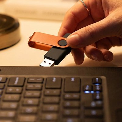 Clé usb 64 go​  orange vue d'insertion
