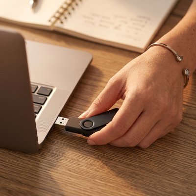 Clé usb 64 go​ noir vue insertion sur portable - Mon Univers Tecno