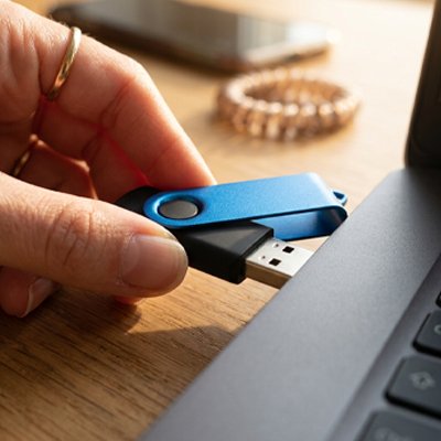 Clé usb 64 go​ bleu vue insertion