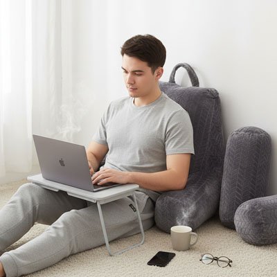 Coussin lombaire gris par terre avec homme au travail 