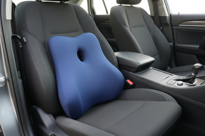 Coussin lombaire ergonomique bleu marin installé sur siège de voiture