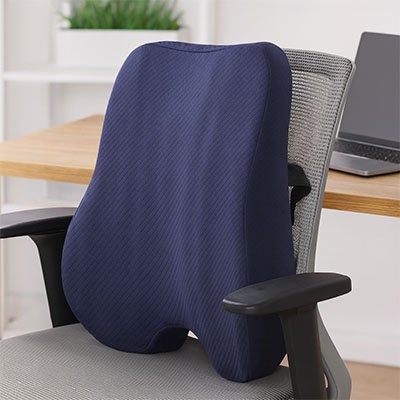 Coussin lombaire bleu marin sur chaise en gros plan 