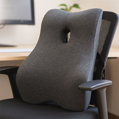 Coussin lombaire ergonomique gris sur chaise de bureau - Mon Univers Tecno