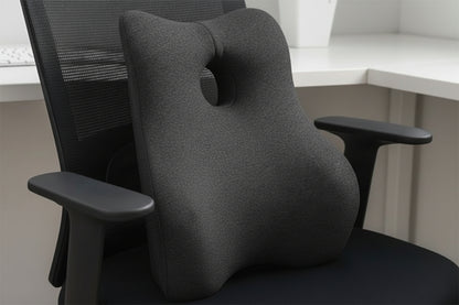 Coussin lombaire ergonomique gris sur chaise de bureau 
