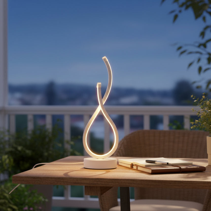 Lampe de bureau blanche base stable sur terrasse chaleureuse