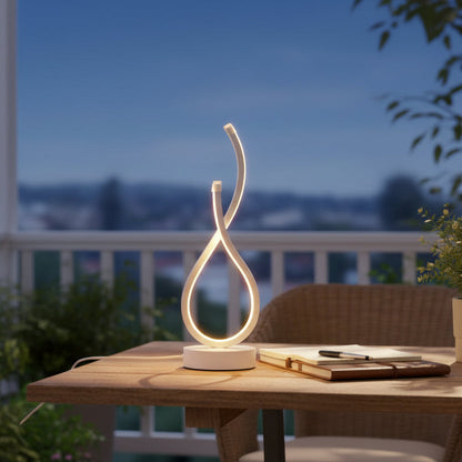 Lampe de bureau blanche base stable sur terrasse chaleureuse