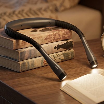 Lampe de lecture gris et noir sur bureau avec des livres - Mon Univers Tecno
