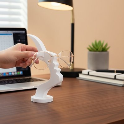 Porte lunette blanc sur table