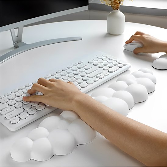 Repose Poignet Clavier blanc sur table avec une main au travail - Mon Univers Tecno