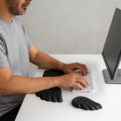 Repose poignet clavier noir sur table avec homme au travail