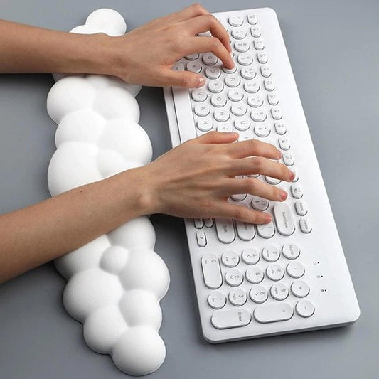 Repose Poignet Clavier blanc sur table avec clavier et mains dessus