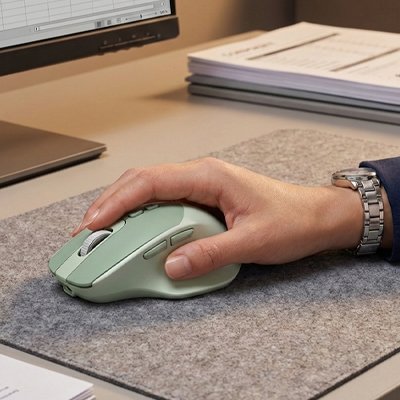 Souris bluetooth verte sur bureau vue coté