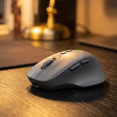 Souris bluetooth  grise seul sur bureau - Mon Univers Tecno
