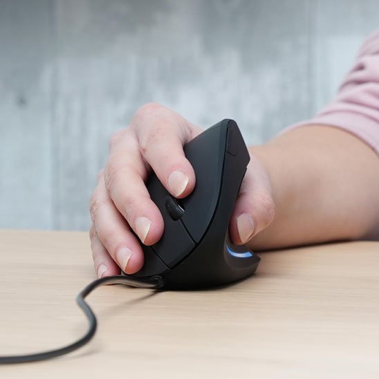 Souris ergonomique  noir avec fil vue face - Mon Univers Tecno