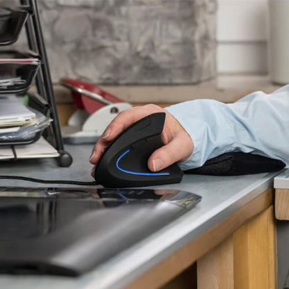 Souris ergonomique noir avec une main 