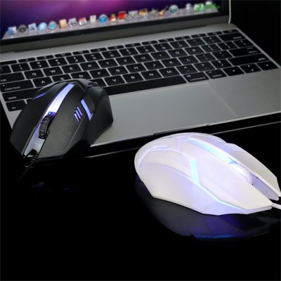 Souris filaire blanc et noir sur bureau avec portable.