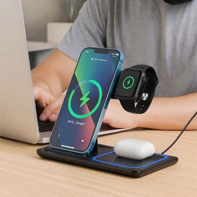 Station de charge sur bureau a côté d'un portable