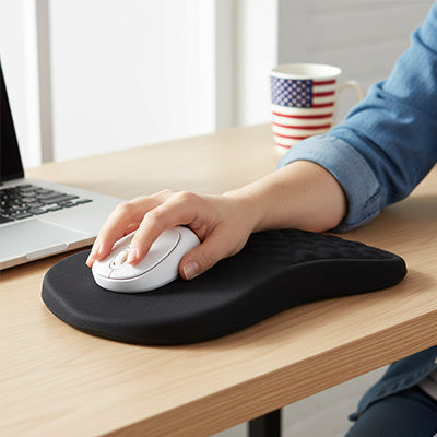 tapis de souris ergonomique sur table au travail vue de face - Mon Univers Tecno