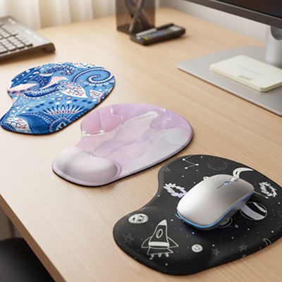 Tapis de souris 3 items de couleurs bleu, rose, noir sur table - Mon Univers Tecno