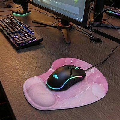 Tapis de souris rose sur table